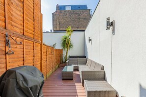 Unclassified image, 2 of 27, button