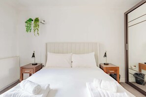 2 bedrooms, iron/ironing board, internet, bed sheets - Snug 2BD Flat with Patio, Heart of North London (Greater London)