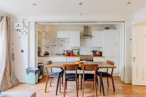 Fridge, microwave, oven, stovetop - Snug 2BD Flat with Patio, Heart of North London (Greater London)