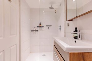 Shower - Snug 2BD Flat with Patio, Heart of North London (Greater London)