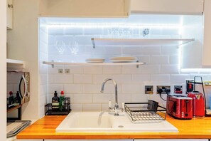 Fridge, microwave, oven, stovetop - Snug 2BD Flat with Patio, Heart of North London (Greater London)