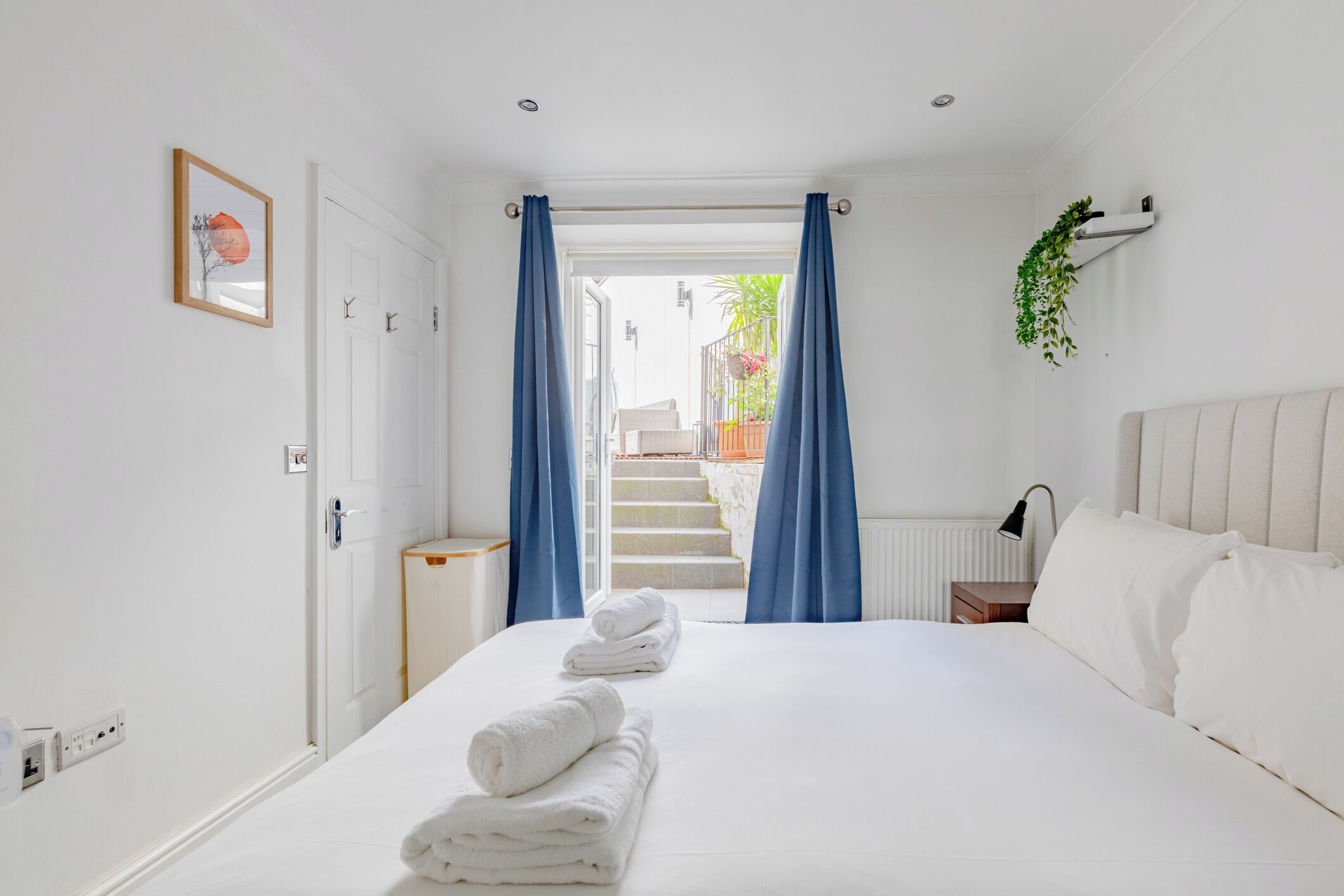 2 bedrooms, iron/ironing board, internet, bed sheets