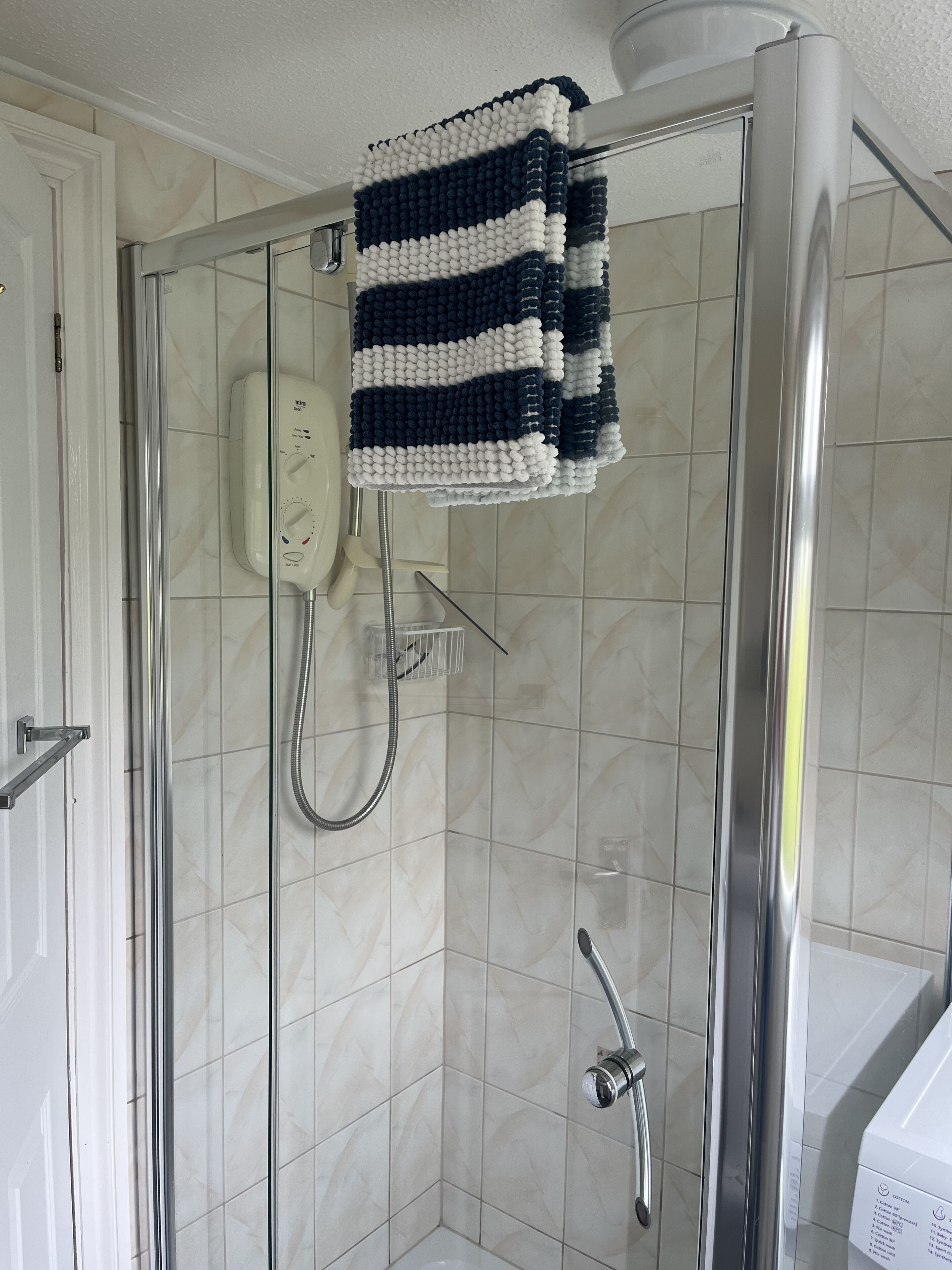 Chuveiro, secador de cabelo, sabonete, papel higiênico