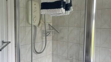Chuveiro, secador de cabelo, sabonete, papel higiênico