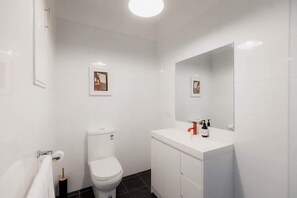 Douche, sèche-cheveux, serviettes fournies