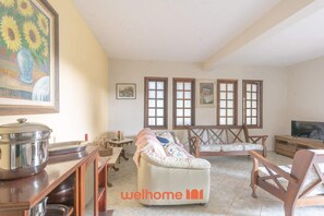 Una televisión, una chimenea