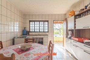 Frigorífico, microondas, placa de cocina y cafetera o tetera