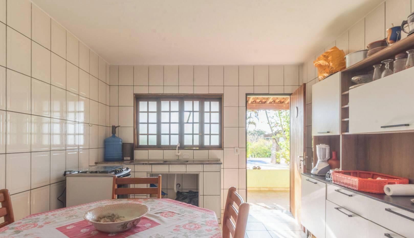 Refrigerador, microondas, parrilla de estufa y cafetera y tetera 