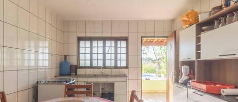 Refrigerador, microondas, parrilla de estufa y cafetera y tetera