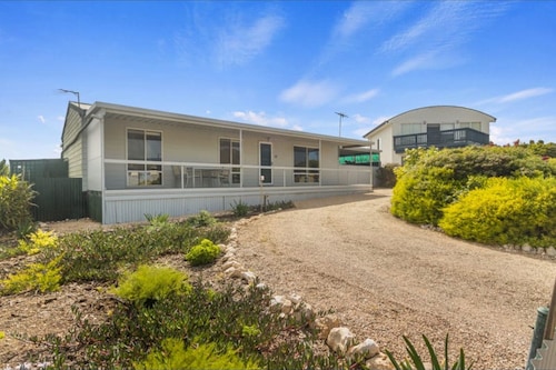 Classic family getaway beach house at Tiddy Widdy Beach relaxing & pet friendly!