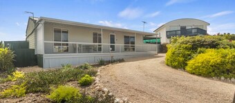 Classic family getaway beach house at Tiddy Widdy Beach relaxing & pet friendly!