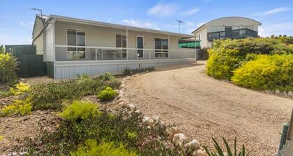 Classic family getaway beach house at Tiddy Widdy Beach relaxing & pet friendly!