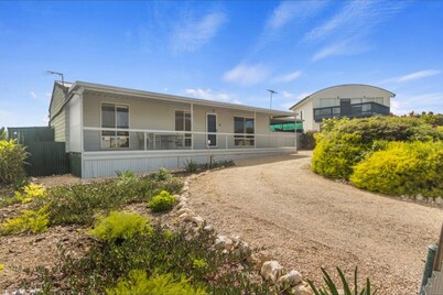 Classic family getaway beach house at Tiddy Widdy Beach relaxing & pet friendly!