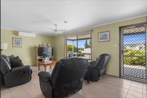 Fernseher, DVD-Player, Stereoanlage