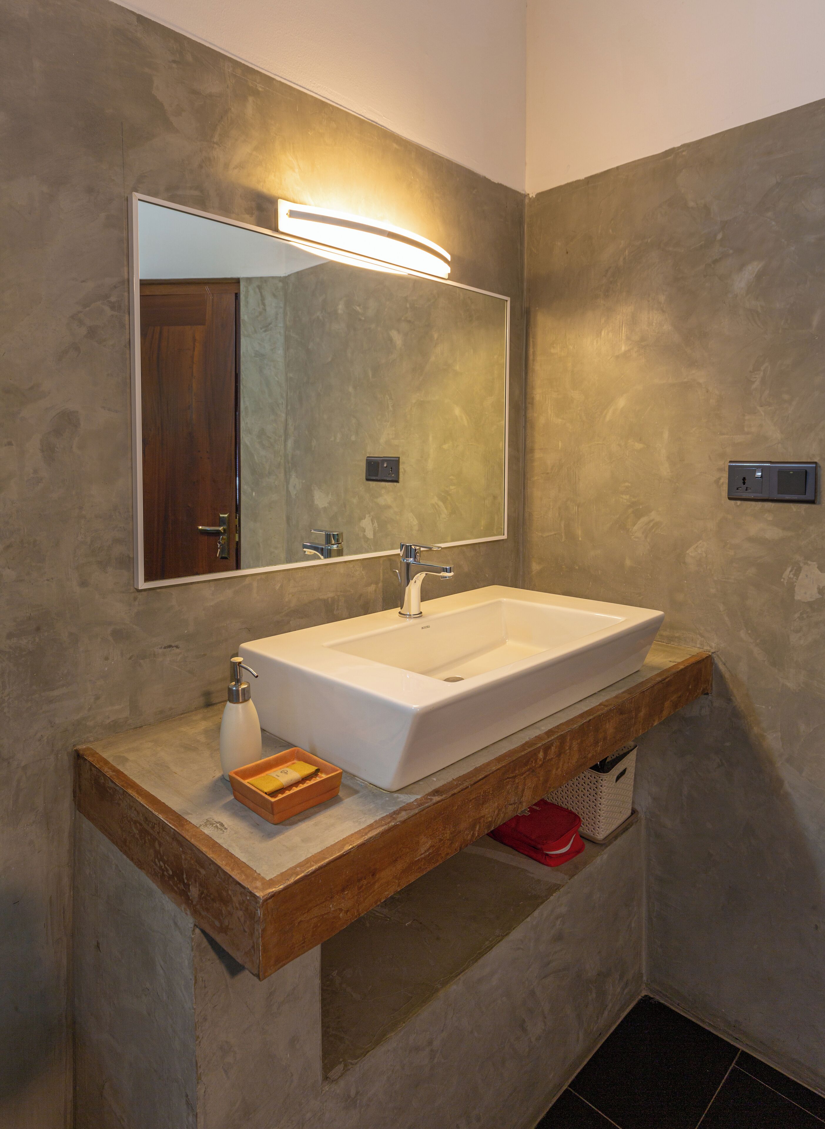 Deluxe Double Room | Bathroom | Shower, hair dryer, bidet, towels