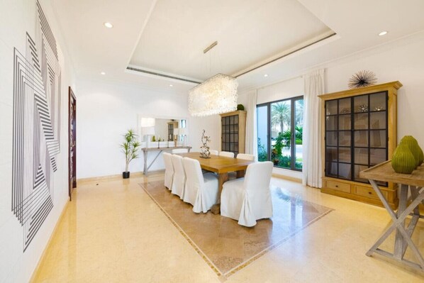 Villa | 6 bedrooms - 6BR Luxury Villa With Pvt Beach Access in Palm (Dubai)