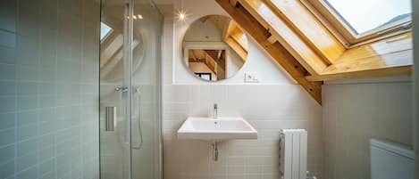 Deluxe-Doppelzimmer | Badezimmer | Dusche, Seife, Toilettenpapier