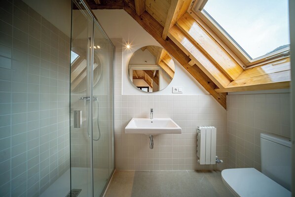 Chambre Double Deluxe | Salle de bain | Douche, savon, papier toilette