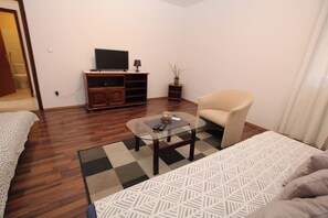 1 habitación, tabla de planchar con plancha, wifi gratis y ropa de cama