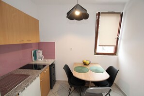 Stovetop, coffee/tea maker, electric kettle, cookware/dishes/utensils - Apartment Alba Adria for 2 to 4 persons. Dog friendly! (Poreč)