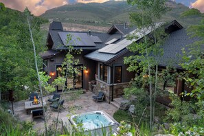 Outdoor spa tub - Vail Chalet | Luxury 4BR Home in Vail Cascade (Vail)
