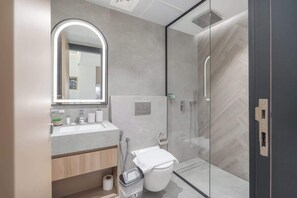 Douche, sèche-cheveux, savon, shampoing