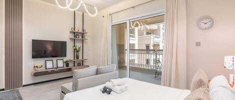 Desk, iron/ironing board, WiFi, bed sheets