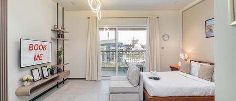 مكتب ومكواة/لوح كي وواي فاي وملاءات أسرّة