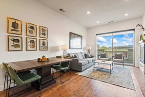 Televisie, een open haard en een kantoor