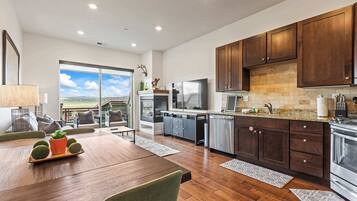 冰箱、微波炉、烤箱、炉灶