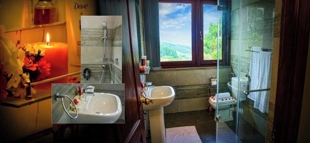 Ein Badezimmer mit großem Fenster, Spiegel, Waschbecken und Toilette.