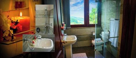 Ein Badezimmer mit großem Fenster, Spiegel, Waschbecken und Toilette.