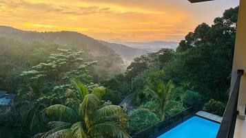 Kahden hengen deluxe-huone (yksi tai kaksi sänkyä), vuoristonäköala, vuorten lähellä | Ylelliset vuodevaatteet, memory foam -patjalliset sängyt, minibaari