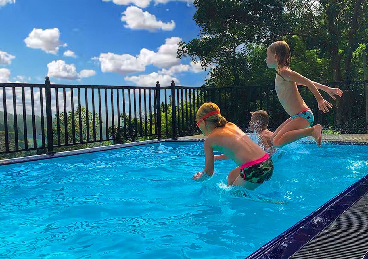 Een buitenzwembad, parasols voor strand/zwembad