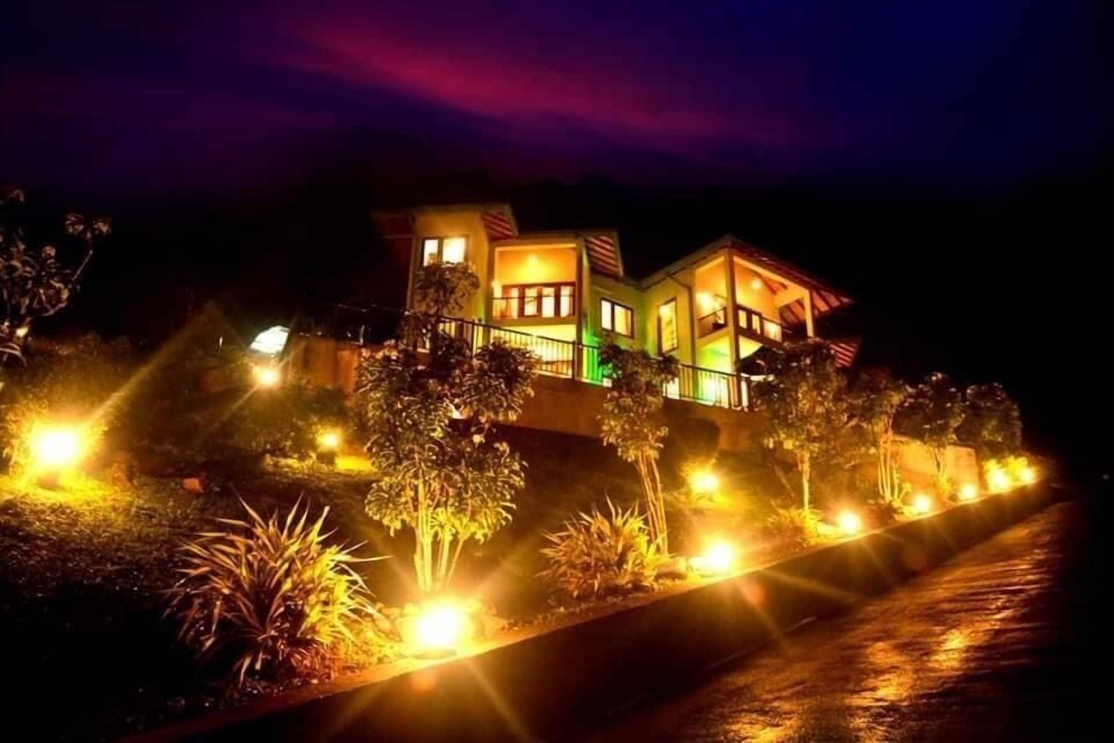 Fachada de la propiedad por la tarde o noche