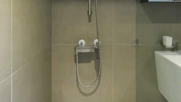 Standard Double Room | Bilik Mandi | Pancuran mandi, kelengkapan dandanan diri percuma, pengering rambut