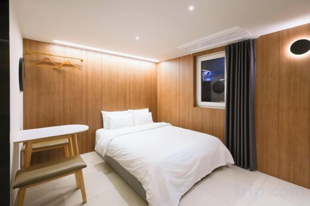 Premium bedding, minibar, WiFi (free), bed sheets