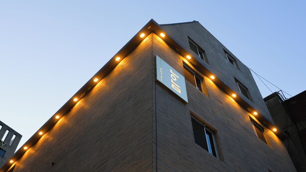 Un bâtiment sur lequel est apposée une enseigne indiquant qu’il s’agit d’un restaurant.