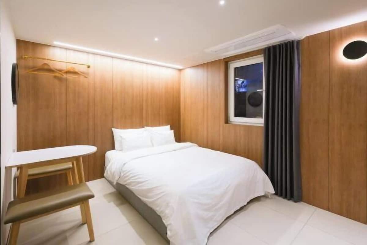 Premium bedding, minibar, WiFi (free), bed sheets