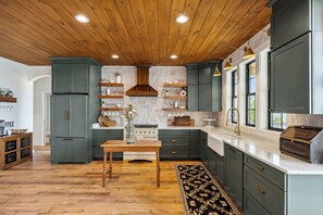 Fridge, oven, stovetop, dishwasher - Someday Cottage, Luxury Lakefront Views for 6 withPool & Billiards! (Dandridge)