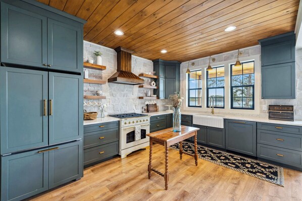 Fridge, oven, stovetop, dishwasher