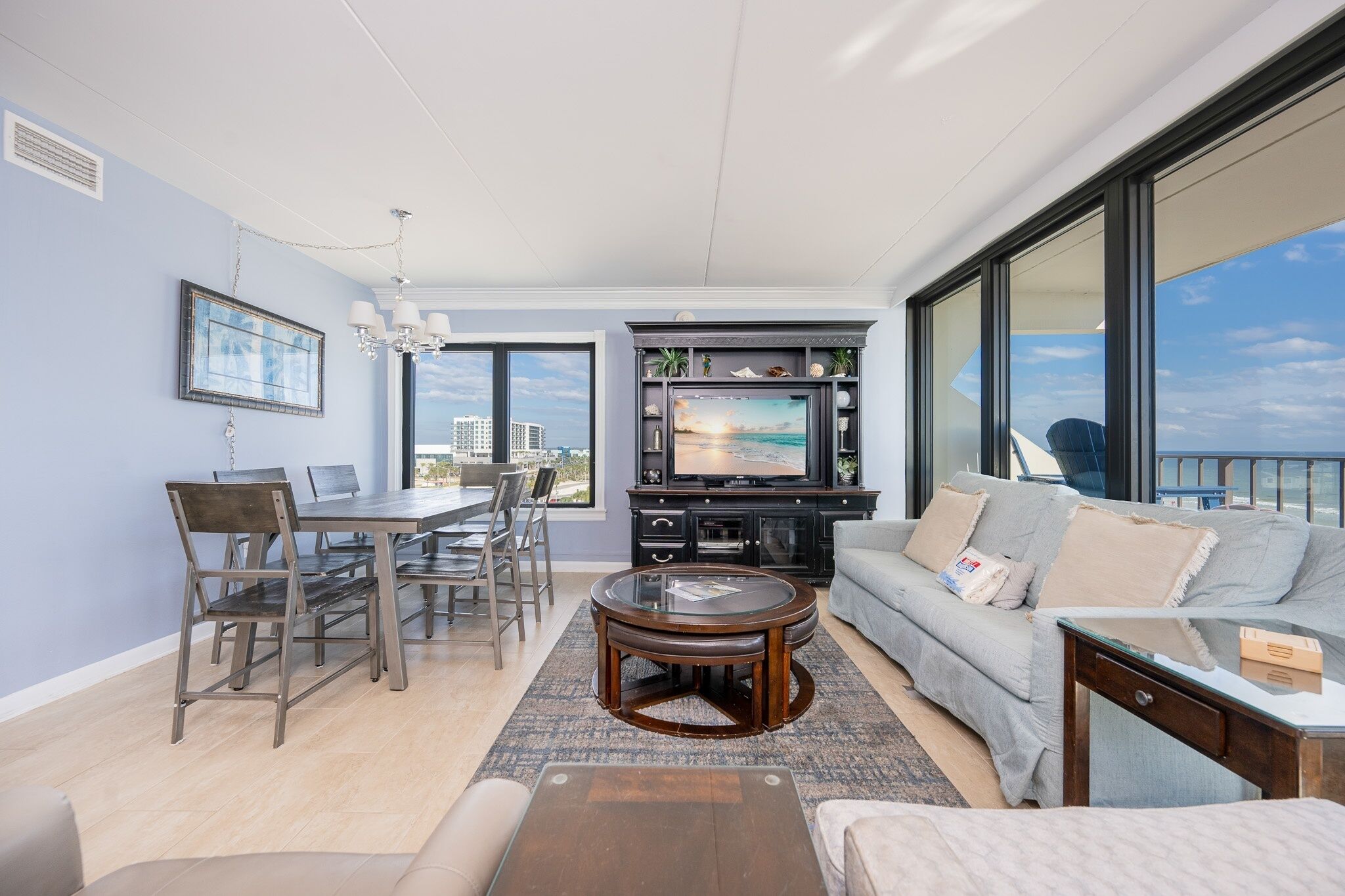 コンドミニアム 3 ベッドルーム | リビング エリア