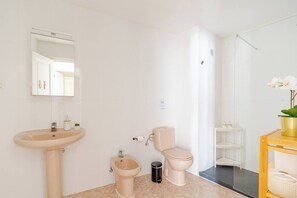 Shower, hair dryer, bidet, towels - Roque del Oeste, 2A, next to the sea (Caleta de Famara)