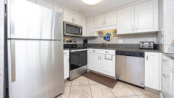 Condo, 3 Bedrooms | Private kitchen | Fridge, oven, coffee/tea maker