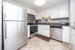 Condo, 3 Bedrooms | Private kitchen