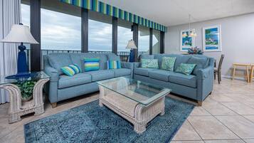 Condo, 3 Bedrooms | Living area