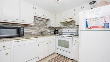 Appartement, 2 slaapkamers | Privékeuken | Een koelkast, een oven, een koffiezetapparaat/waterkoker