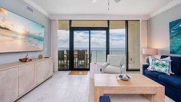 Condo, 3 Bedrooms | Ruang tamu