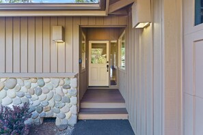 House, 3 Bedrooms | Exterior detail - 6 Dutchman 3 Bedroom Home (Bend)