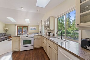 Maison, 3 chambres | Cuisine privée | Réfrigérateur, four, cafetière/bouilloire, grille-pain